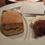 カフェ マメヒコ - きな粉スコーン紅絞りあん添え