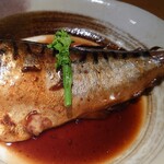 Umi - お魚定食800円✨ご飯、味噌汁、小鉢付き。この日は鯖の煮付けでした。こちらもあつあつ。肉厚な鯖に良い照りで皮や煮汁まで美味♪