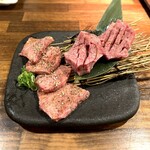 Harami No Mukougawa - 上塩タン（左）と厚切りタン2カン（右）