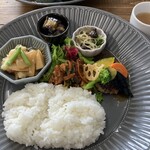 家庭の味 かーむ - あったかランチプレート。左から白身魚の野菜あんかけ、鶏肉のプルコギ炒め、ハンバーグジャポネソース。