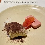 SPIRITO LIBERO - 自家製ドルチェ盛り合わせ
                      ◇ ビーツのピューレを使ったテリーヌ 
                      ◇ ブラッドオレンジ
                      ◇ ピスタチオのティラミス