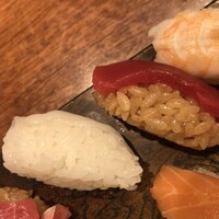 東鮨 新店 - 白シャリと赤シャリ