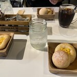 コーラルキッチンアットガーデン - ふわふわ白パンとコーンマヨパン