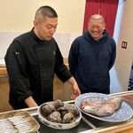 虹吉 - 本日の素晴らしい魚を前に、峯村シェフと藤本さんの黄金タッグがスタートです☆