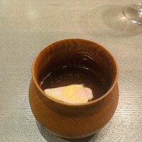 Jfree - ③ スープ
                      【宮崎：妻地鶏の骨炭汁】
                      ★ 妻地鶏（=薩摩地鶏+ロードアイランドレッドの交配種）ガラの3日煮込みスープ+ヴェルモット、炭火焼きモモ肉