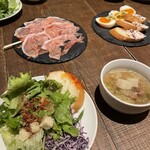 イタメシヤ Bonito 町田 - 手前のスープとサラダ、パンはビュッフェスタイル