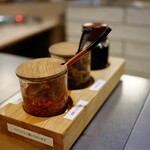 Kamamototambei - 卓上の食べる牛タンラー油と食べる醤油は食べ放題