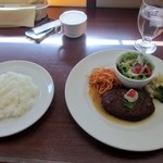 Mollete Grill - メインのハンバーグステーキとご飯が届けられました、メイン料理来た時点で席を陽射しの当たらない席に替えてもらおうと思ったんですがランチ時既に店内はほぼ満席。

