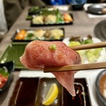 近江うし焼肉 にくTATSU - サーロインの肉寿司