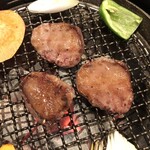 炭火焼肉 東海苑 - 上タン塩、しっかり厚み肉が6枚と野菜付き