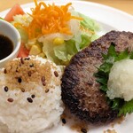 ジョイフル - 料理写真:キヌアとサラダのバランスハンバーグプレート