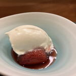 虹吉 - 出来立てバニラビーンズたっぷりのカスタード入りシュークリーム＆苺（さちのか、愛媛県伯方島産、山本さん)温製コンポート添え