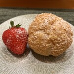 虹吉 - 出来立てバニラビーンズたっぷりのカスタード入りシュークリーム＆苺（さちのか、愛媛県伯方島産、山本さん）