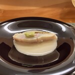 虹吉 - 炭火焼き縞鯵（愛媛県愛南産、藤本純一氏、放血神経
      〆1.7kg）のレモングラスの藁燻し、山葵（島根県産）載せ、お米と中国甘酒のソース添え