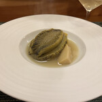 虹吉 - 10時間蒸した黒鮑（愛媛県四阪島産）と煮筍（京都府塚原
      産）のバターソテー