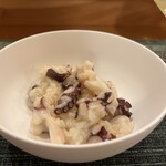 虹吉 - 真蛸（愛媛県四阪島産、雌）の海水で磨いだ米（新之助、
      新潟県産）を炊いたリゾット