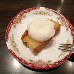 Cafe RUSSIA - サービスのパウンドケーキはクリームも付いて美味しかったです♪