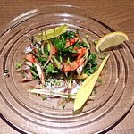 キッチンリブス - 鰊のカルパッチョ、赤カブとパクチーを添えて