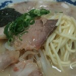 岡本中華 - 麺アップ