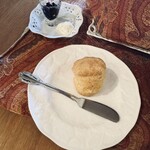 ピオニーズティールーム - プレーンスコーン（自家製ブルーベリージャム＆クロテッドクリーム）