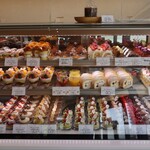 ラ・ローズ・ジャポネ - ケーキショーケース全景