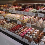 ラ・ローズ・ジャポネ - ケーキショーケース全景