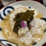 拳ラーメン - 最後にスープの残りを自分でかける