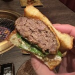 h yakinikugurou - 和牛デニッシュバーガー　※和牛ハンバーグ厚すぎて持つの大変！