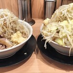 豚山 - 左）小ラーメン野菜マシ、右）大ラーメン野菜マシマシ
