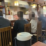 矢田かつ - 中は満席です。