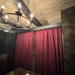 yakinikugurou - 個室はラグジュアリーなカーテンで仕切られてる