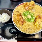 Gokuraku Udon Thi- Ke-Yu- - 「鶏天鶏卵カレーうどん(普通盛り)(1290円)+サービスの小ご飯」です