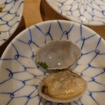 天ぷらめし 金子半之助  - すごい　身がはち切れそうに入ってます！　思わず小皿に乗せて撮ってしまった　ぷりっぷりで美味しい　良いもの使ってますね