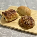 BAKERY SASA - 料理写真:アールグレイメロンパン／ショコラ／クリームパン