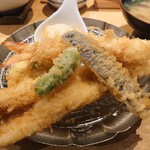天ぷらめし 金子半之助  - ２巡目の天ぷら　穴子が大きくて器をはみ出してます！　揚げたてはサクサクホクホク美味しすぎる！！