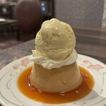 Italianbar ATTACHMENT 2nd - キャラメルプリンのアイスクリーム乗せ（敷かれたソースはカラメル）　※プリンは固め