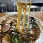 青島食堂 司菜 - モチモチの平細麺。