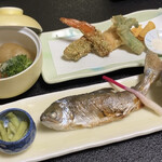 湯元ホテル阿智川 - お魚はアマゴ。焼きが足らなそうに見えますが、ふわっと美味しい。肝抜きでした。