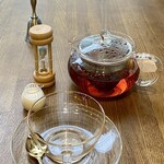 みなやす珈琲 - セットの紅茶
            ハリオのティーポットに約2杯分はありがたや♪
            砂時計で3分待つのだよ！