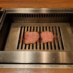 焼肉うしごろ - 極みのタンを、網の鉄板で焼いている様子その1です。