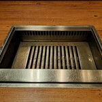 焼肉うしごろ - ガスの付いた網の鉄板です。