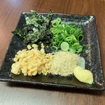 讃岐夜うどん UTAGE製麺 - 舞妓さんが、注文した、ざるうどんの薬味　※コレ、見るだけで……テンション上がって来た〜〜(別の意味で)