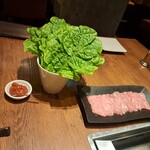 焼肉うしごろ - 極みのタン4枚と赤味噌、サンチュその2です。