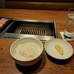 焼肉うしごろ - 魚沼産コシヒカリご飯と、レモンです。