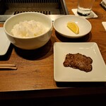 焼肉うしごろ - 魚沼産コシヒカリご飯とレモン、網の鉄板で焼いた極みのタンです。