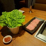 焼肉うしごろ - 極みのタン4枚と赤味噌、サンチュその1です。