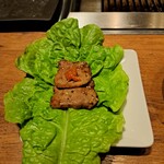 焼肉うしごろ - 焼いた極みのタンを、赤味噌と一緒にサンチュの上にのせたものです。