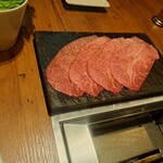 焼肉うしごろ - 塩ダレに浸けた埼玉県産の上ミスジです。