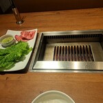 焼肉うしごろ - 埼玉県産の特選サーロイン・サンチュと青唐辛子味噌添えのその2です。