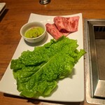 焼肉うしごろ - 埼玉県産の特選サーロイン・サンチュと青唐辛子味噌添えのその1です。